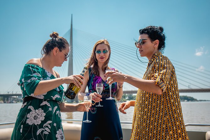 2 hours / Sightseeing Boat cruise Drinks Included - The return: scenic views, photos, and onboard comfort
