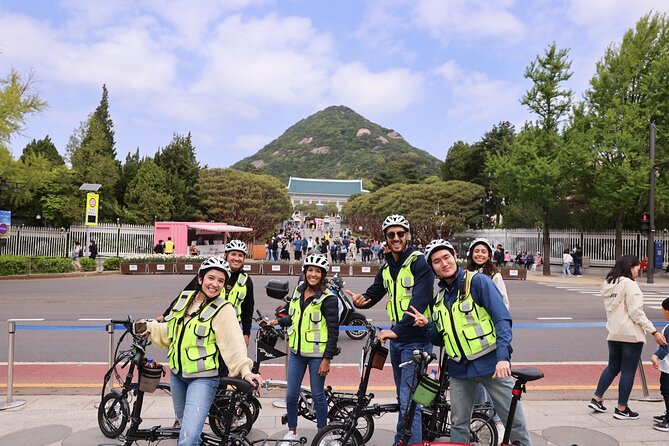 Afternoon E-bike tour and "Happy Hour" food and drinks - Guides who keep you safe and make the route make sense