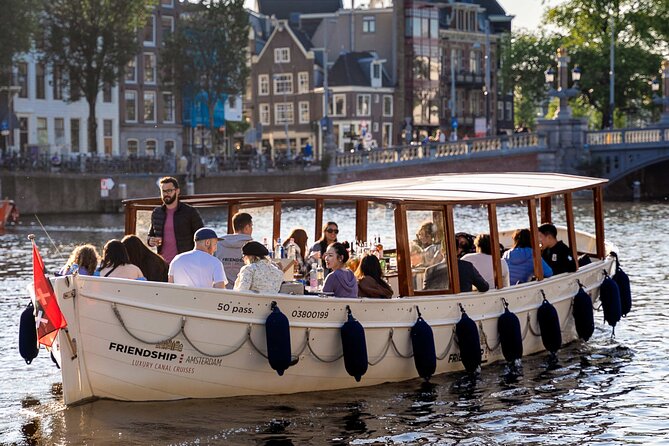 Amsterdam: Luxury Light Festival Cruise Unlimited Drinks Included - The boat setup: 360° views, blankets, and the cold-weather reality