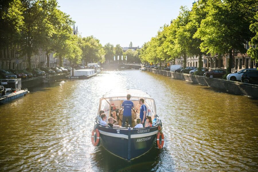 Amsterdam: Red-Light District Pub Crawl and Booze Boat Tour - The nightclub ending: why the last step is the key one