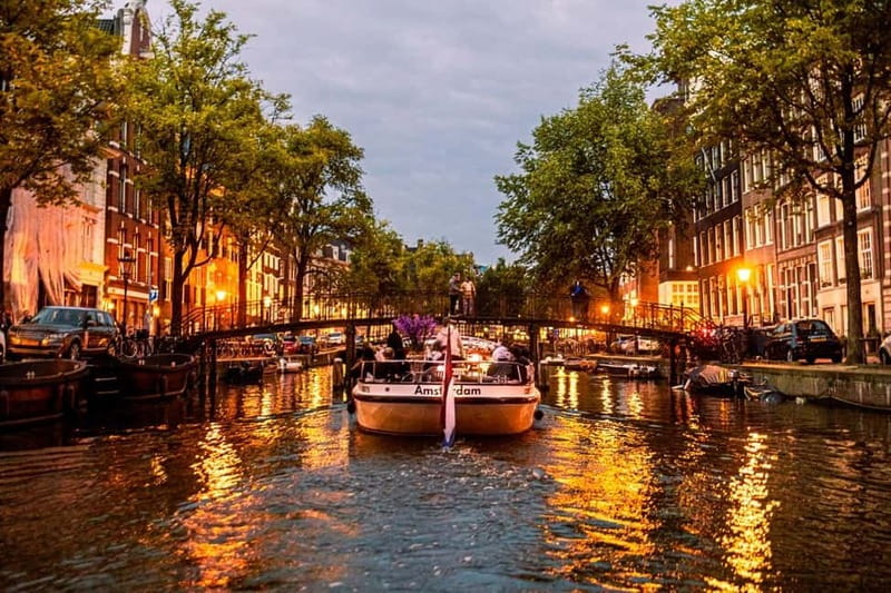 Amsterdam: The Bulldog Boat Smoke and Booze Cruise - Guides and atmosphere: what the best trips feel like