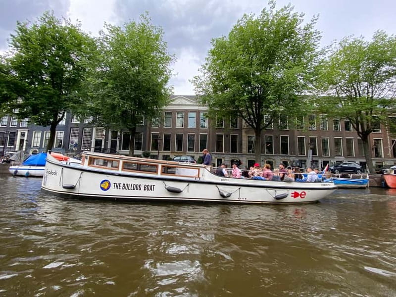 Amsterdam: The Bulldog Boat Smoke and Booze Cruise - Who should book this smoke-and-booze canal cruise