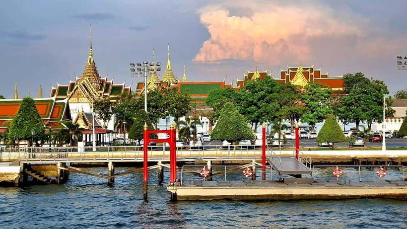 Bangkok : Chaophraya Booze Cruise – Drinks Onboard - The Onboard Vibe: Music, Seating, and a Relaxed Social Feel