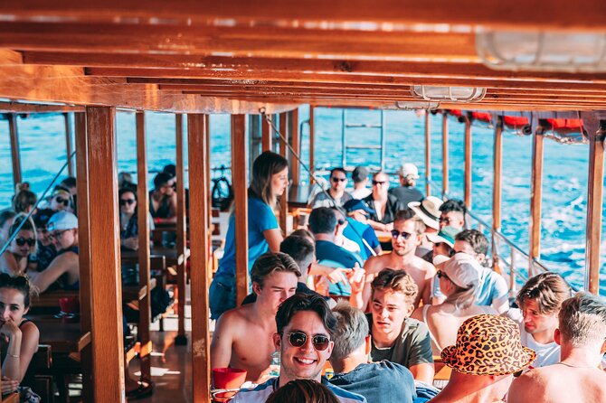 Blue Lagoon & Šolta Island from Trogir LUNCH & DRINKS INCLUDED - On-board time: what the included commentary means for you
