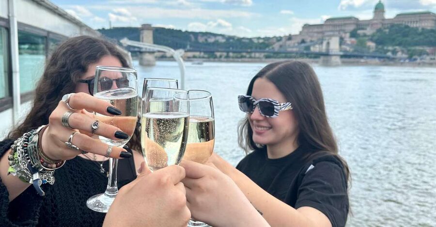 Budapest: 1 hr Sunshine Booze Cruise with Prosecco - The Danube route: Parliament to Castle Hill in one tight hour