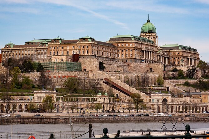 Budapest Sightseeing with Drink Included - Drinks included: easy win, just respect the 18+ rule