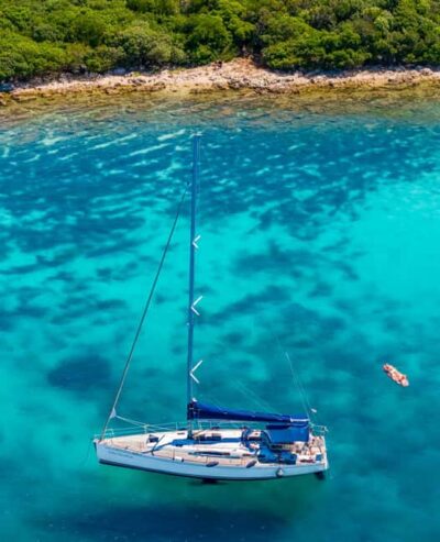 Elegant Day-Sailing Tour-Lunch&Drinks included - The yacht comfort details you’ll feel right away