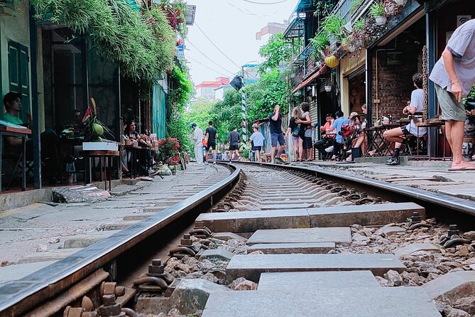 Hanoi city tour and drinking beside railway- group tour - Duong Tau and Train Street: how to do the rail stop smart