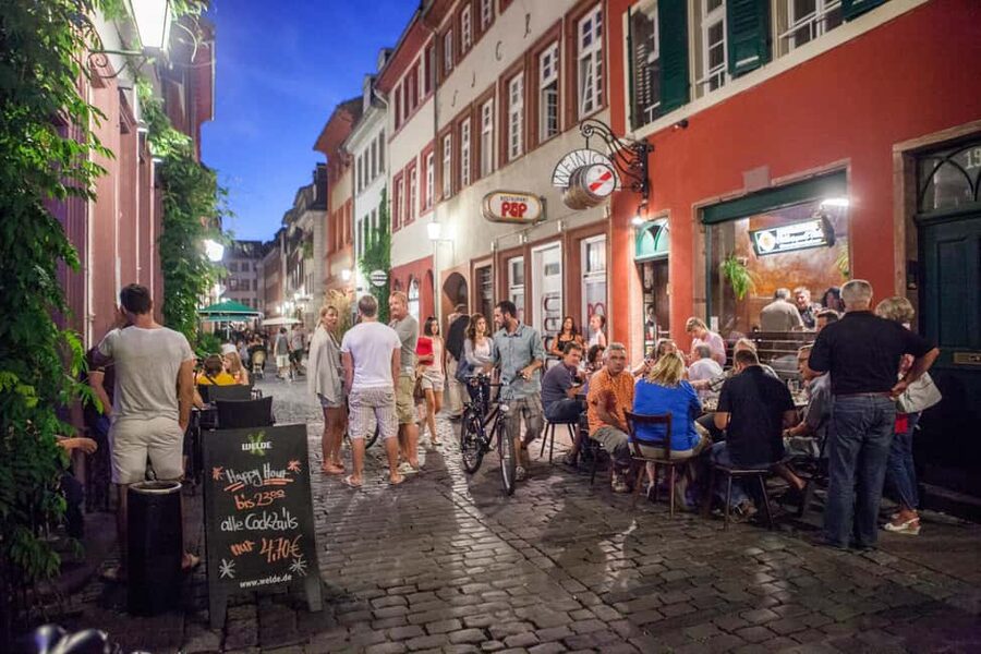 Heidelberg: Pub crawl through the old town, drinks included - Starting at the Market Square Fountain: where your night begins