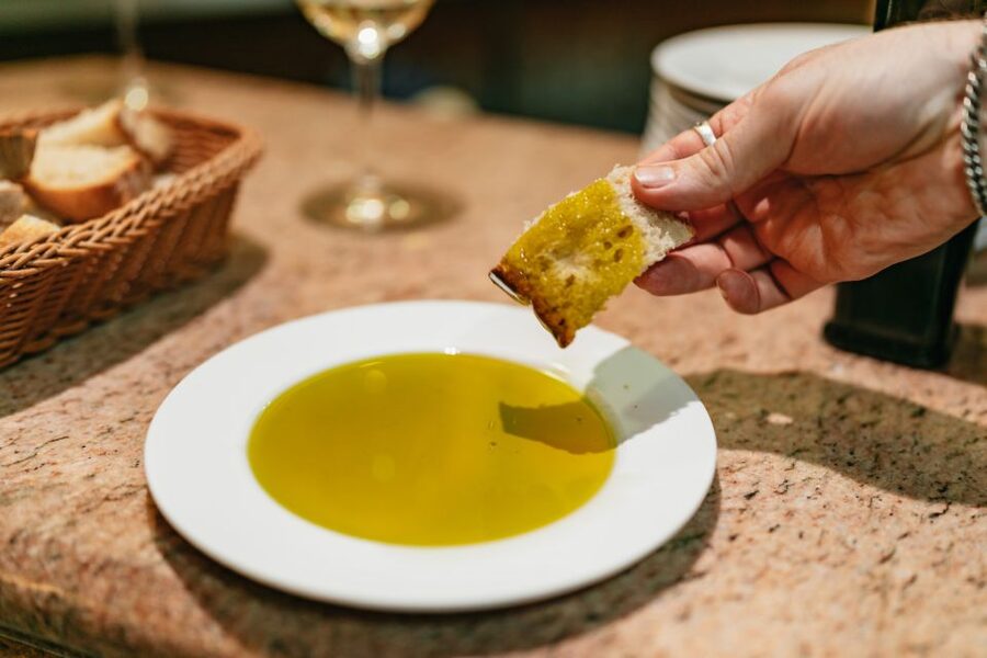 Madrid: Food & Wine Tour with 10 Tapas & 4 Drinks Included - The guide makes the night: energy, rapport, and smart recommendations