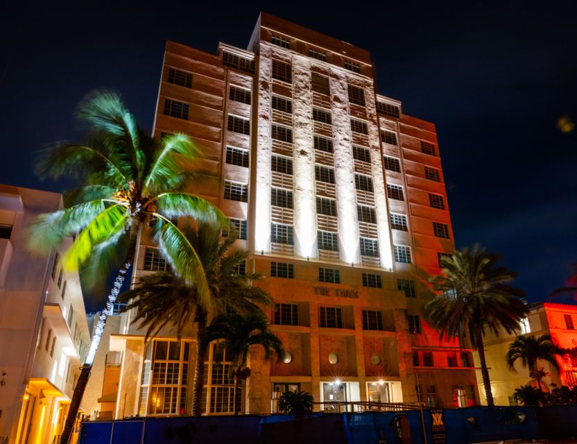 Miami: Ghosts, Boos and Booze Haunted Pub Crawl - Where the night begins: Art Deco Welcome Center and a lantern