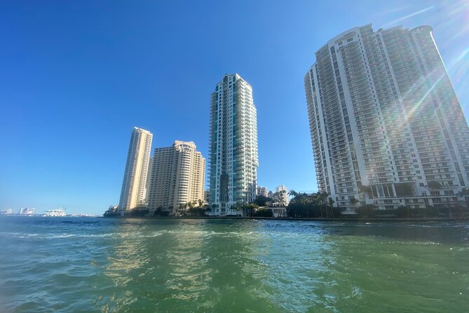 Miami Skyline: Happy Hour Cruise Music & Cash Bar - Celebrity-Home Narration and Music Volume: What You’ll Notice Most