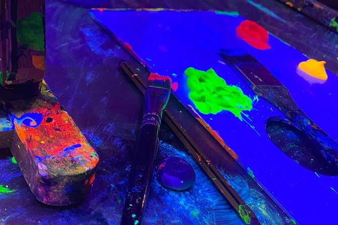 Paint a neon fluorescent picture while drinking unlimited wine - Who this neon wine painting is best for