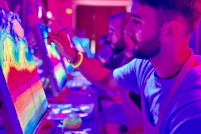 Paint a neon fluorescent picture while drinking unlimited wine - The 2-hour flow: how the session usually runs