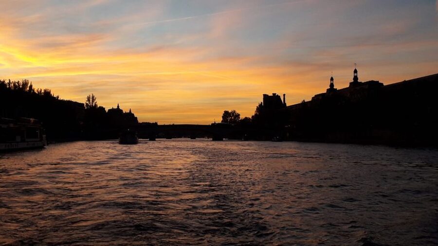Paris: Happy Hour Evening Cruise on the Seine River - Key moments that make this cruise worth your time