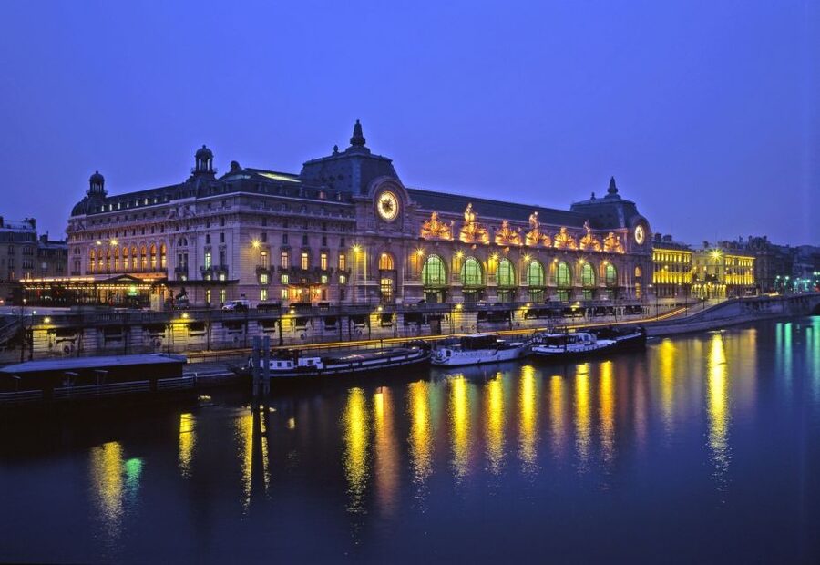 Paris: Happy Hour Evening Cruise on the Seine River - Notre-Dame and the two islands: where your photos come easy