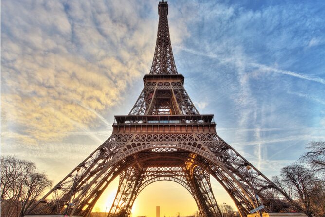 Paris: Seine River Sightseeing Sunset Cruise with Champagne - The route: Île de la Cité loops, Notre-Dame photos, and the calm bends of the Seine