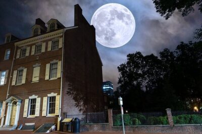Philly Ghosts Boos and Booze Haunted Pub Crawl - Meeting at Independence Beer Garden: how the tour starts