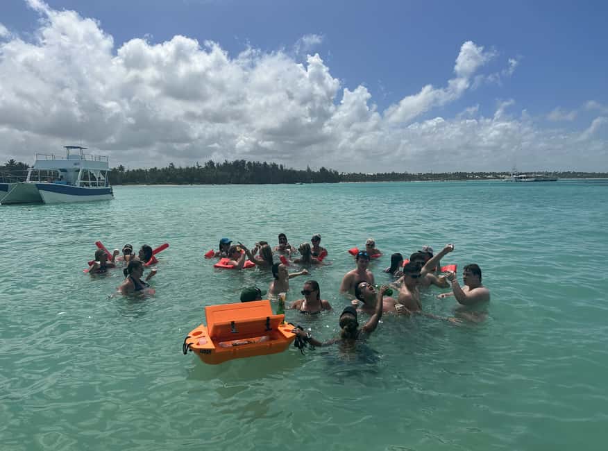 Punta Cana: Booze Cruise with Snorkel and Natural Pool Stop - Guides and crew: why names like Vanessa and Maria matter