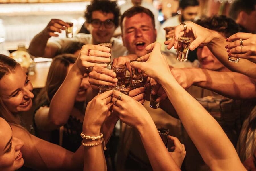 Rome: Bar Crawl with Guide and Drinks Included - Meeting at Piazza della Madonna dei Monti: how the night starts
