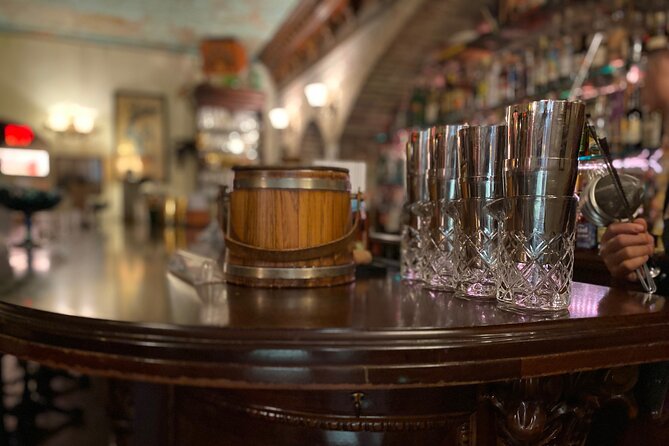 Savannah Walktails & Bar Bites Guided Happy Hour Tour - How the guide turns walking into a story-driven night