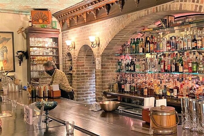Savannah Walktails & Bar Bites Guided Happy Hour Tour - Stop 1: The American Prohibition Museum meet-and-sip setup