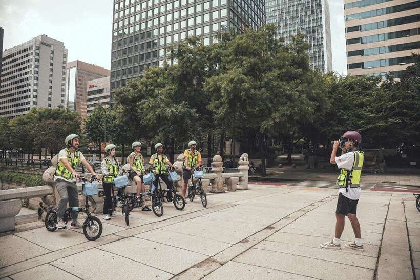 Seoul: Afternoon Ebike tour and "Happy Hour" food and drinks - Cheonggyecheon: photos, motion, and a classic Seoul corridor