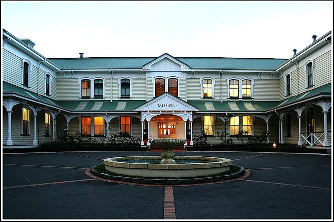 Small group - Napier Premium Wineries+ Beer tour -5.0 - 5.5 hours - Food and pacing: how to plan your afternoon so you feel good