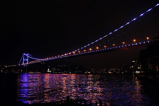 Stage Front Bosphorus Dinner Cruise with Pickup & Drinks included - The Bumpy Bits: Crowd, Air-Conditioning, Photographer Pressure, and Tips