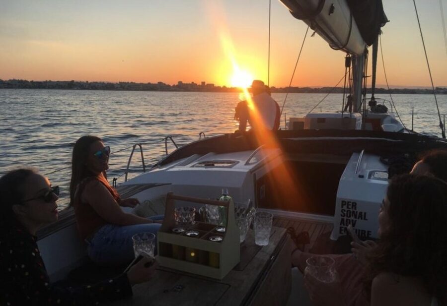 Valencia: Sunset trip in a boat with drinks included - Malvarrosa Beach photo stop: how to get the best shots without stressing