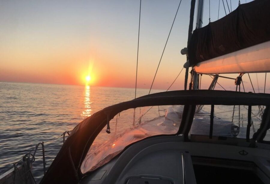 Valencia: Sunset trip in a boat with drinks included - Drinks onboard: beer or wine and why it feels like part of the cruise